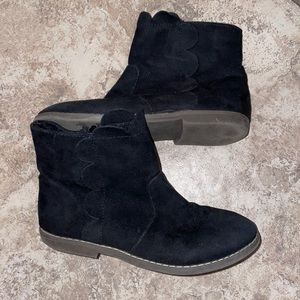 Girls Gap scalloped black booties! In excellent shape! 🖤